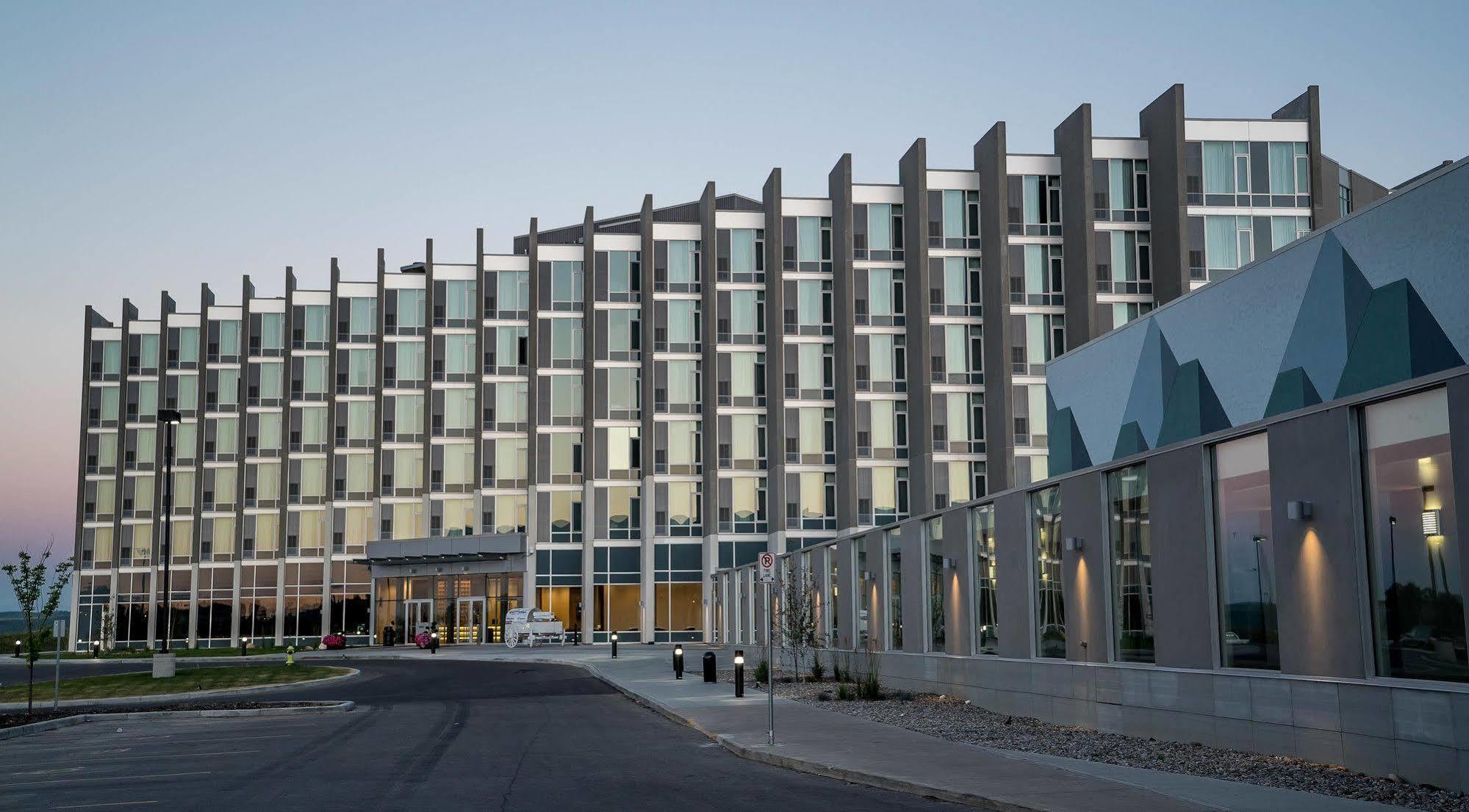 YYC Grey Eagle Resort מראה חיצוני תמונה